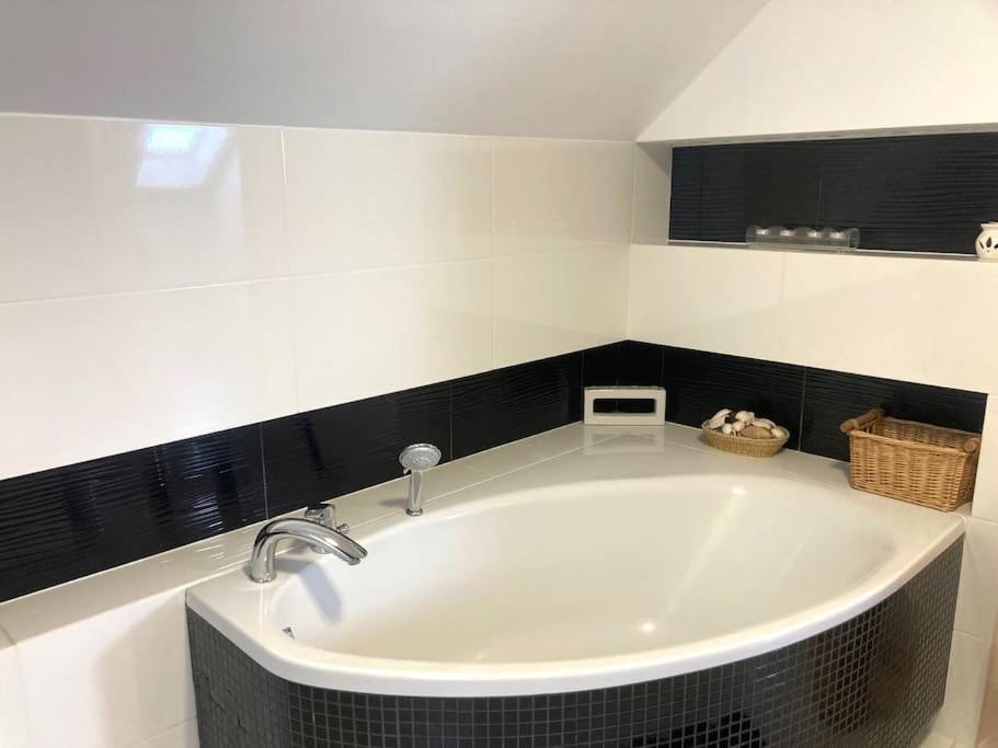 Tymi3 Dom Na Wzgorzu Przy Stoku Villa แชมิตช์ ภายนอก รูปภาพ